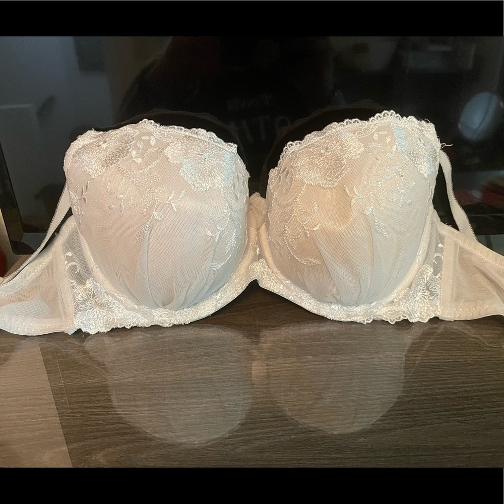 Hunkemoller white bra. Bought in France! Excellent condition. UK size 38D.